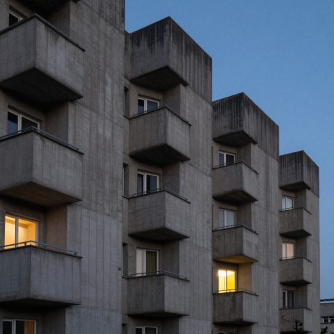 粗犷主义住宅楼黄昏