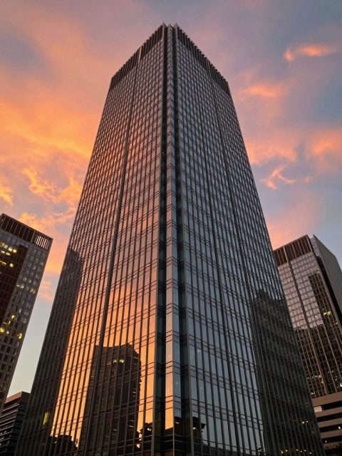 玻璃办公楼日落