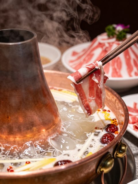 Primer plano de hotpot mandarín de dos sabores