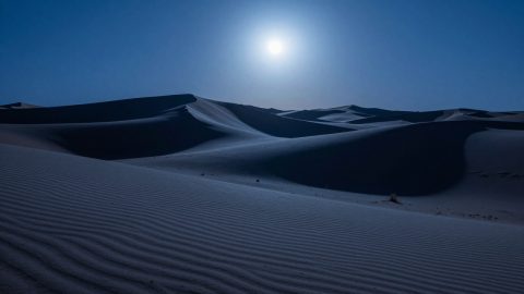 月光下的沙漠沙丘与星空