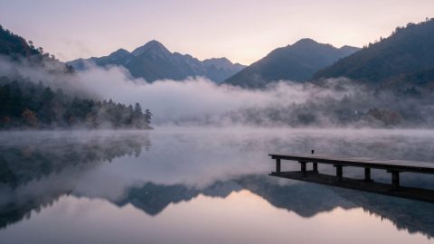 晨雾中的山湖