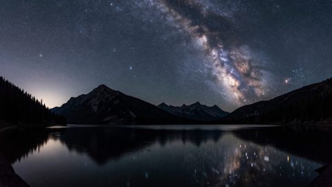 阿尔卑斯湖上的星空