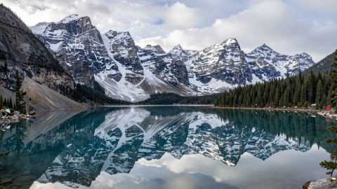 雪山倒映在湖中