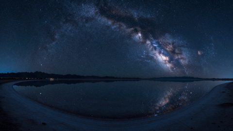 夜晚的盐湖倒影