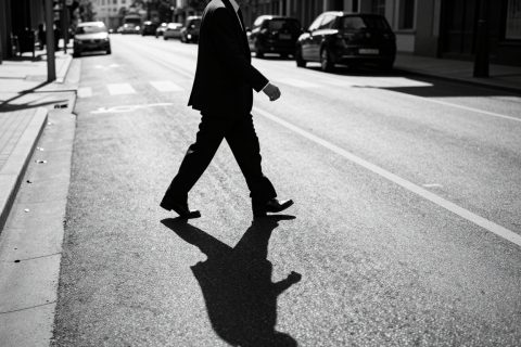 Cruzamento Urbano em Preto e Branco