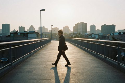 通勤者横跨天桥