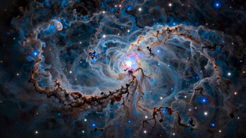 一个广阔多彩的深空星云