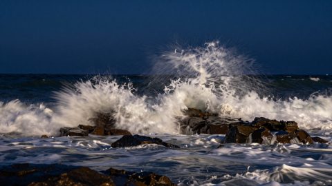 强大的海浪冲击着大海