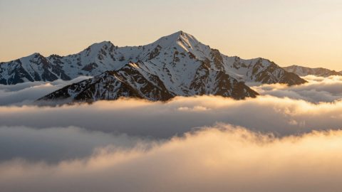 戏剧性的雪顶山峰升起