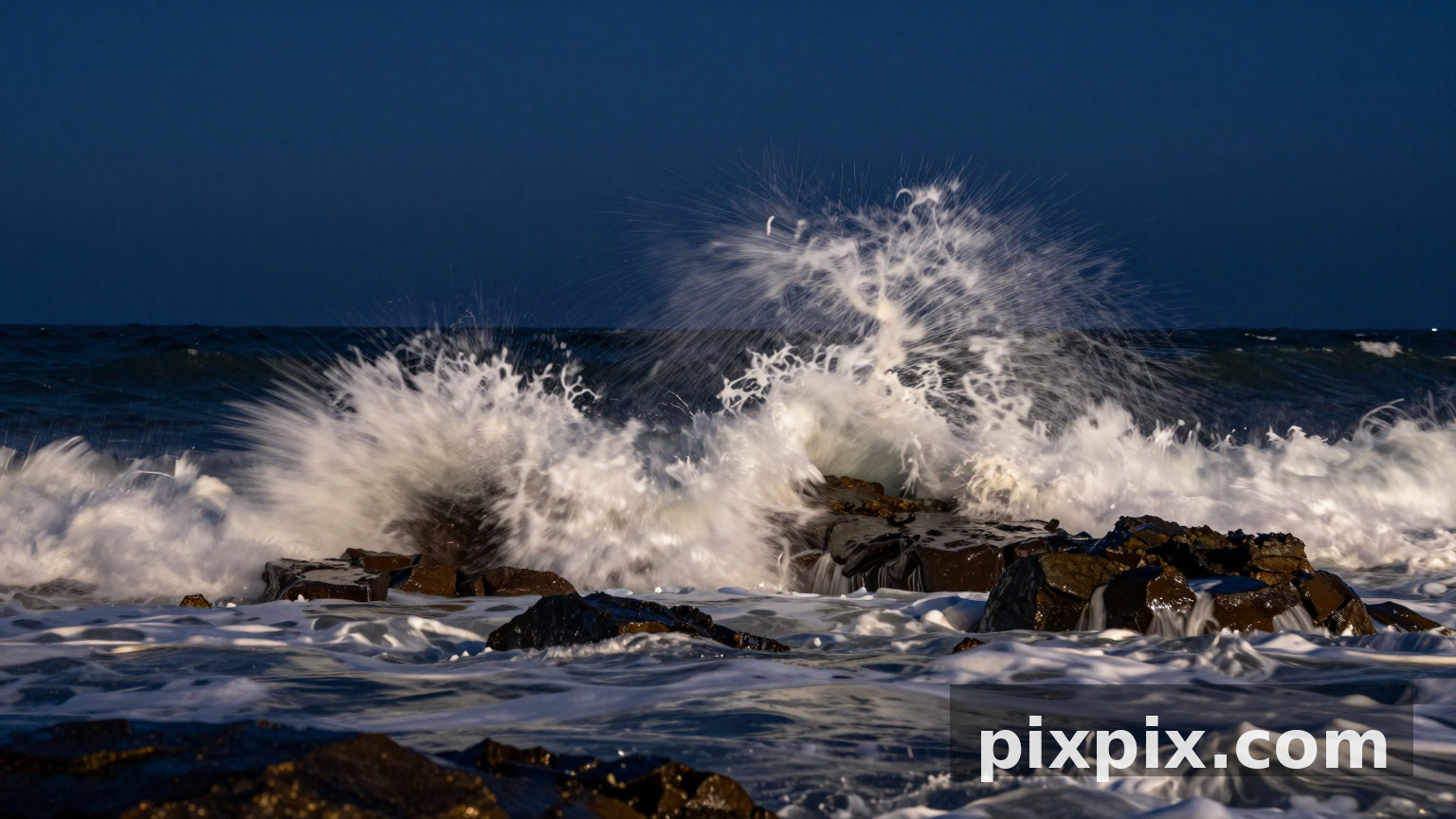 onde oceaniche potenti che si schiantano contro la costa - Wallpaper